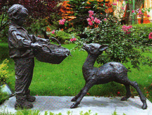 和小鹿嬉戲 銅雕